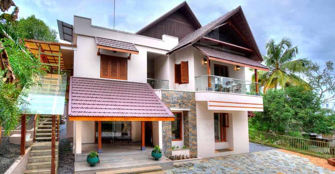 Truss roof that has been paved with stylish Mangalore tiles is installed above the flat roof. 