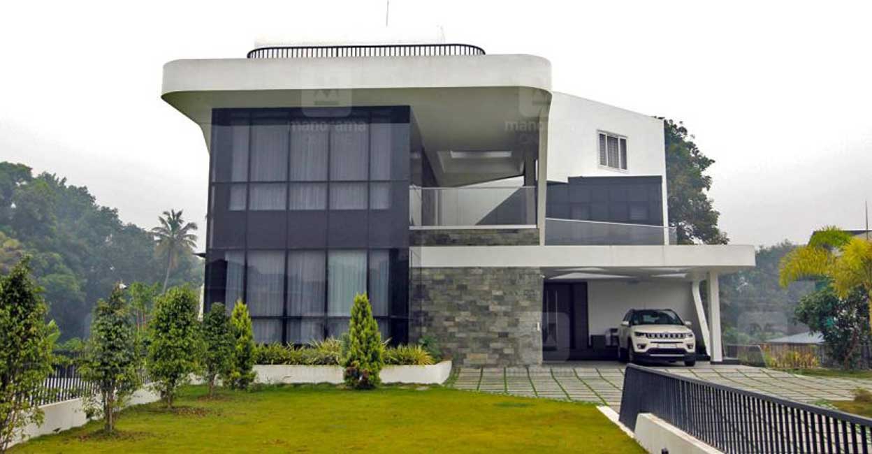 The elevation that dons a grand geometrical pattern is the highlight of the luxury mansion. 