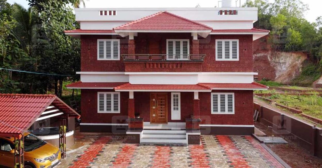 The laterite structure has been topped with coats of clear emulsion to bring a designer effect of cladding and the sheen on the pillars.