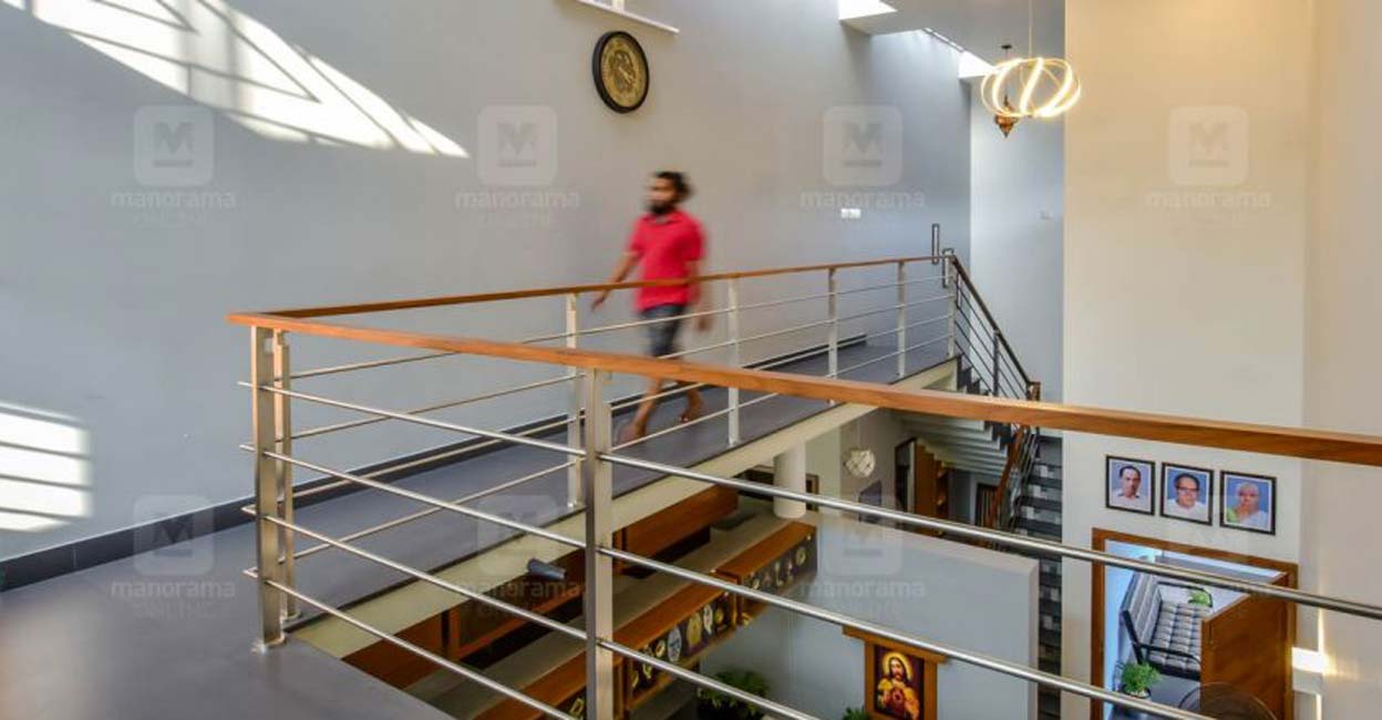 iringalakuda-house-stair-c iringalakuda-house-stair-c