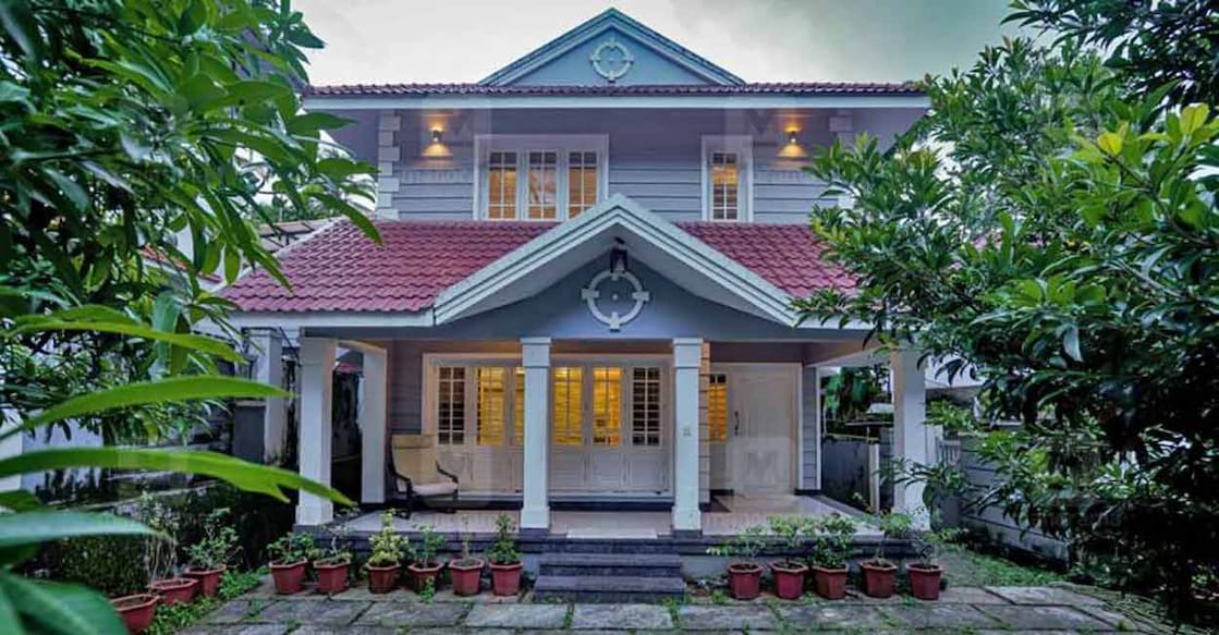 The elevation of this house features a fabulous blend of colonial and contemporary styles.