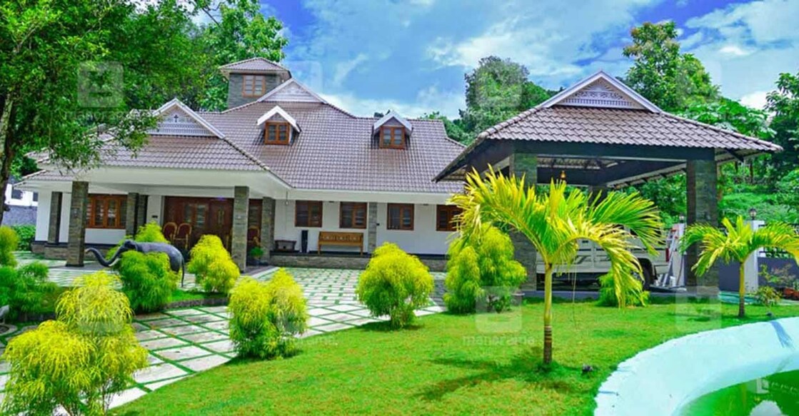 The elevation and the entrance area of the house feature the elegant charm of traditional architecture.