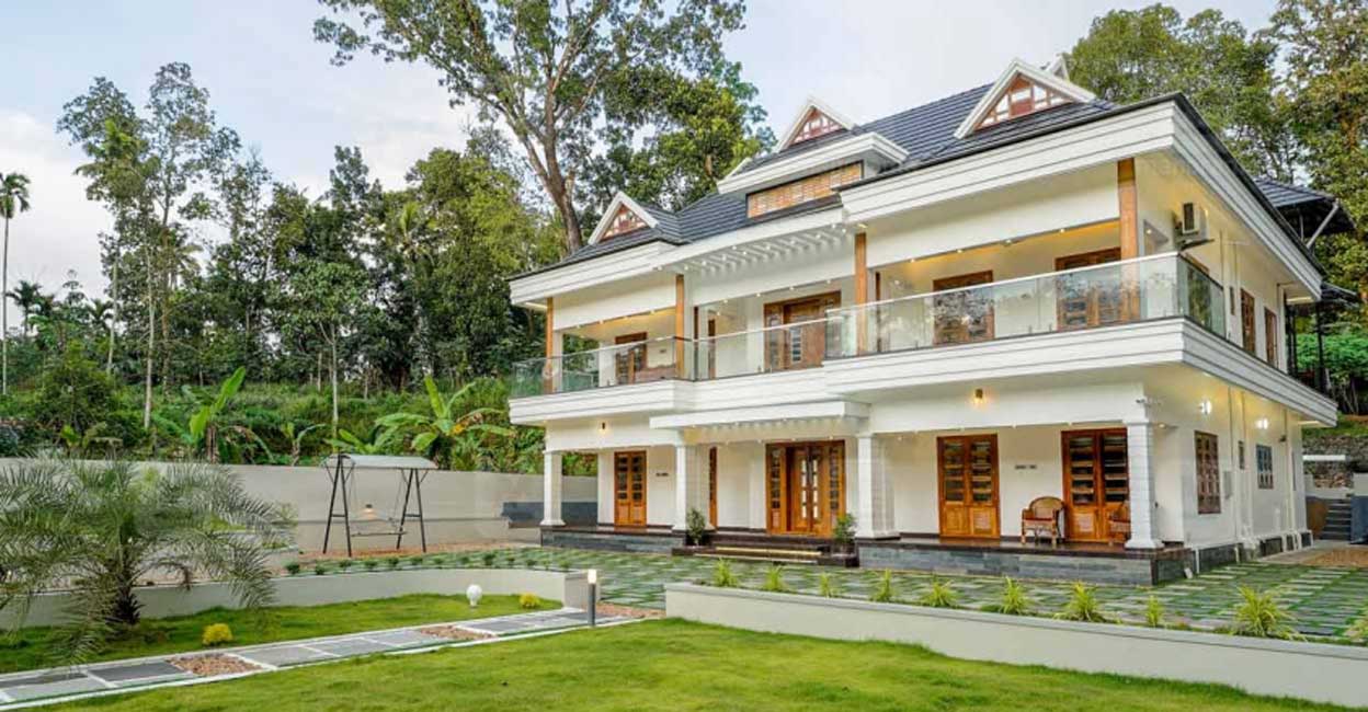 Mallappally house The spacious front yard enhances the majestic beauty of the elevation.