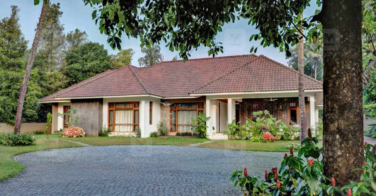 Thrissur House The elevation of this house dons the elegant features of the Kerala architecture style while the interiors boast modern amenities.