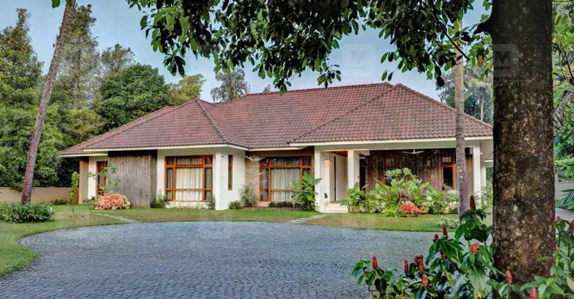 The elevation of this house dons the elegant features of the Kerala architecture style while the interiors boast modern amenities. 