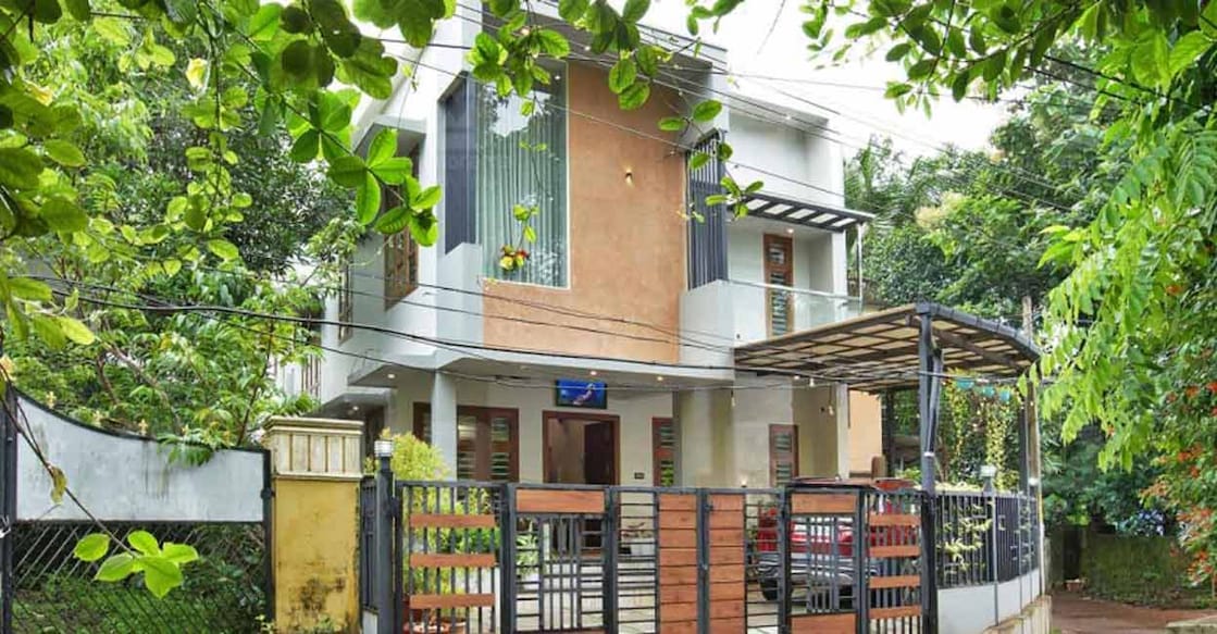 Kozhikode house The elevation is designed in the flat box style to save space.