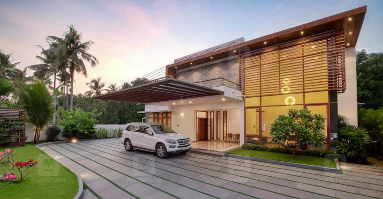 Kazhakkoottam house The mansion that stands majestically in 23 cents has an ample front yard, granting a perfect view of the elevation.