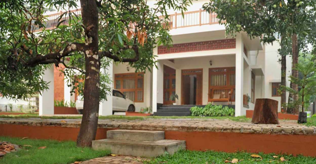 Kadampuizha house The elevation features the chic style of modern architecture while the interiors don the classy elegance of traditional style.