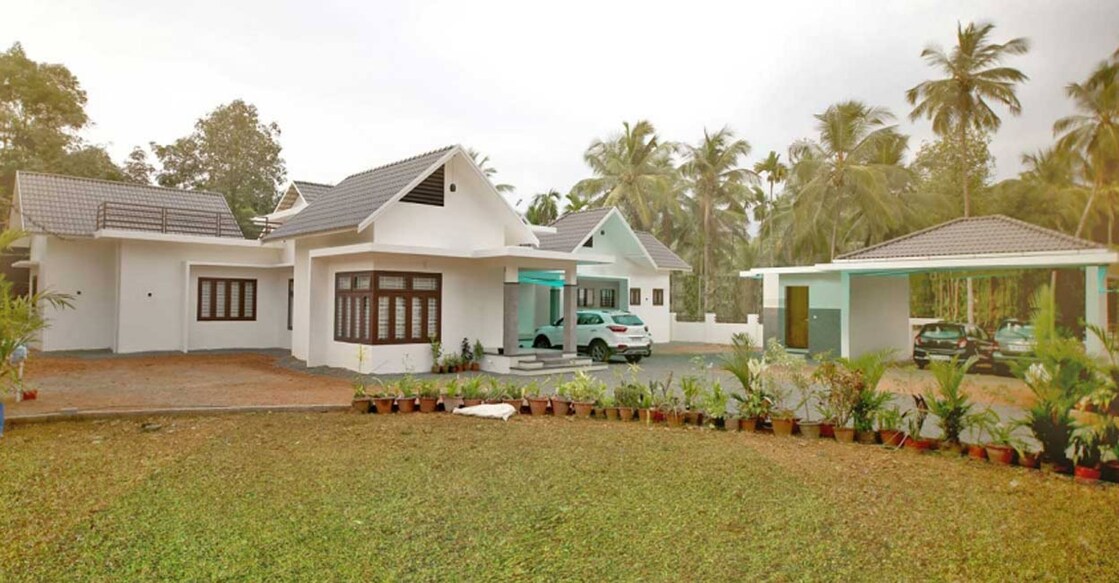 Kozhikode house The elevation features a fabulous blend of contemporary architecture and tropical style.
