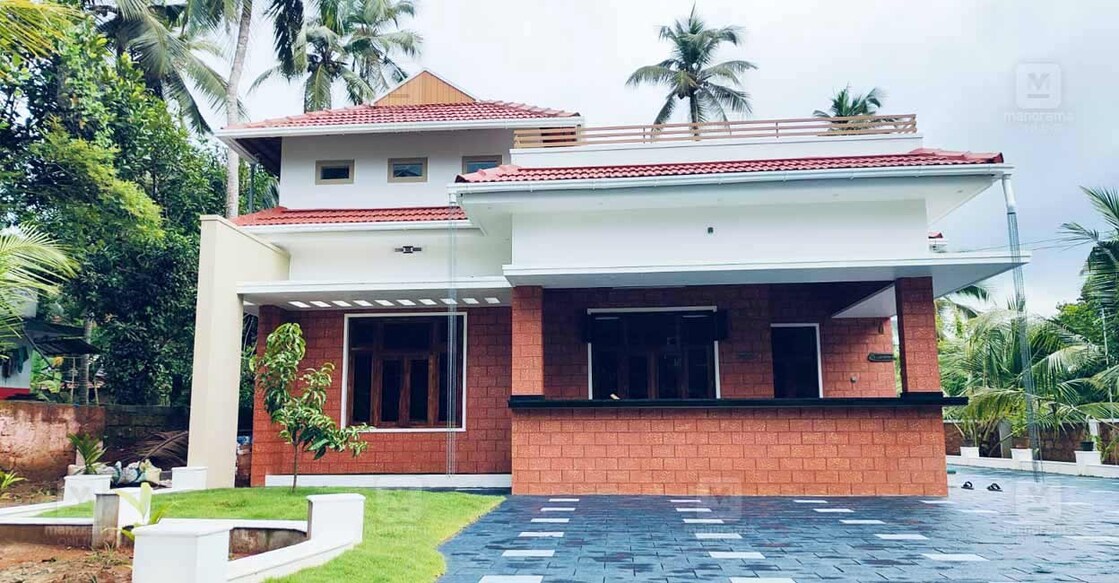 Although it is a single-storey house, it looks like a two-storey home from the outside. Photo: Screen grab 