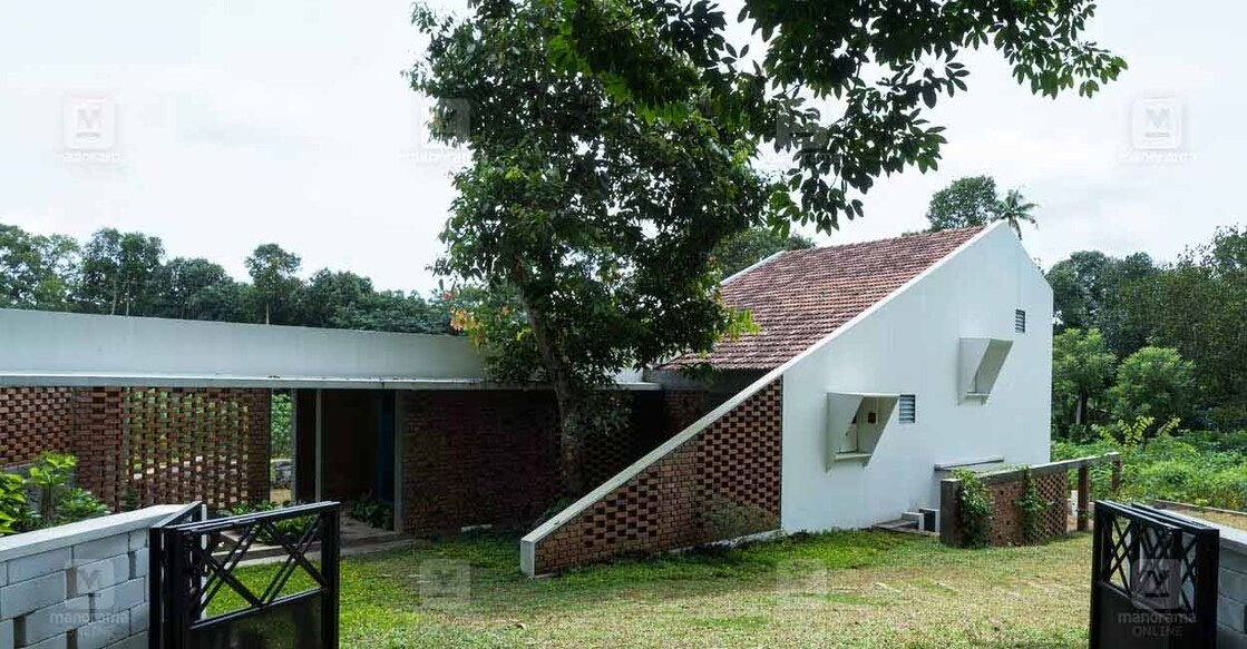 The house is characterized by several designs of exposed walls. Photo: Special arrangement