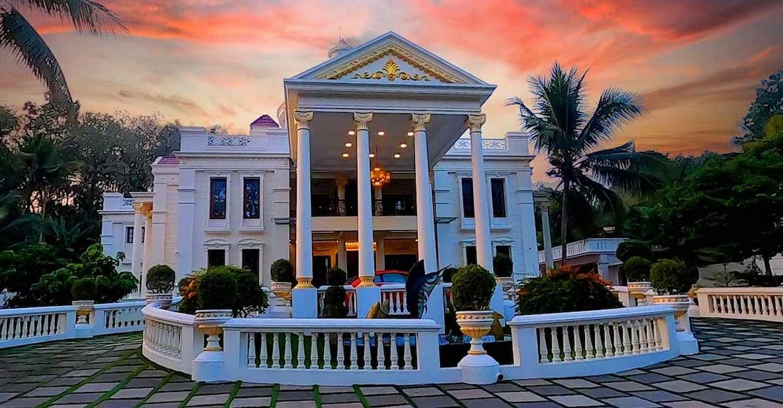 kaipattor-house-01-c A spacious landscape provides grandeur to the house. Photo: Ajith