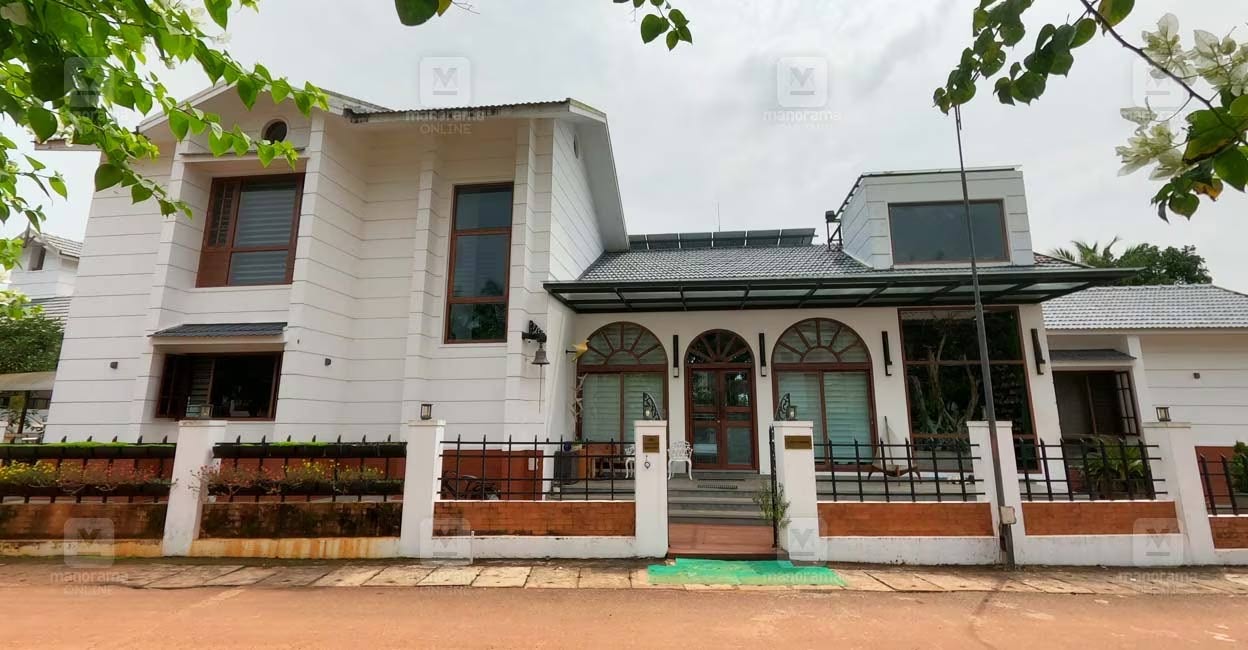 There is an open roof in the house, which allows one to watch Nature in all its pristine glory. Photo: Ajith
