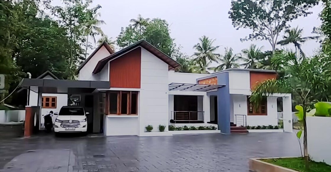 The house is located at the end of a long and narrow plot. Photo: Screen grab