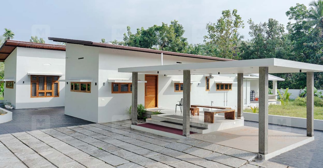 Kozhikode house The structure is built using framed foundation as the ground is not too sturdy.