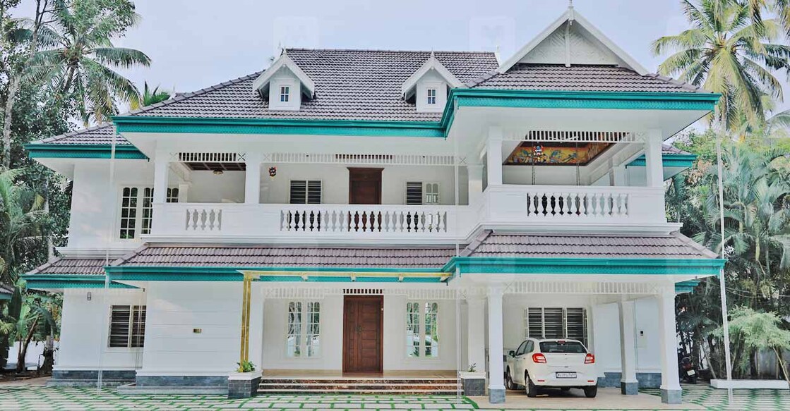 With lavish lawns, majestic features and resplendent decors, the house evokes a life-enriching ambience.