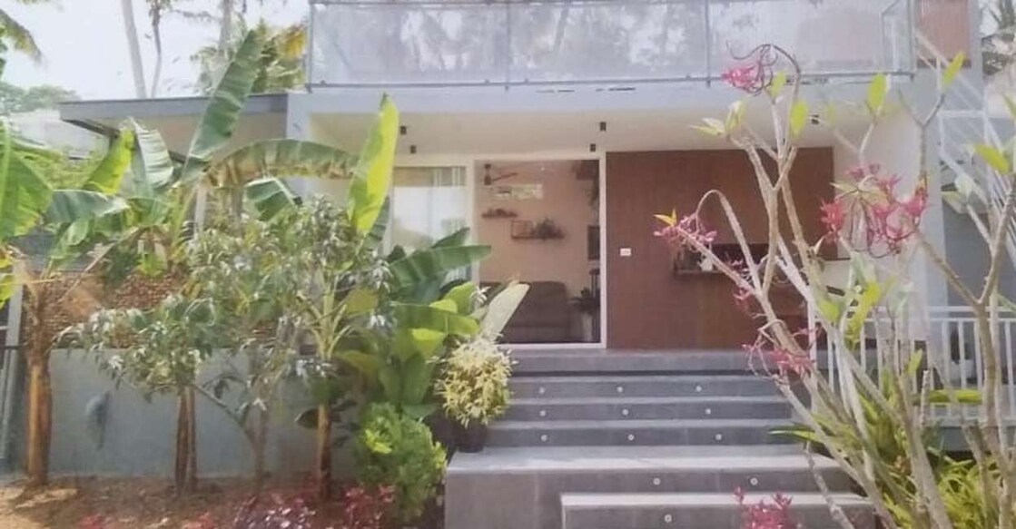 A long pebble-paved walkway surrounds the splendid garden and landscape before leading to the entrance area. Photo: Special arrangement