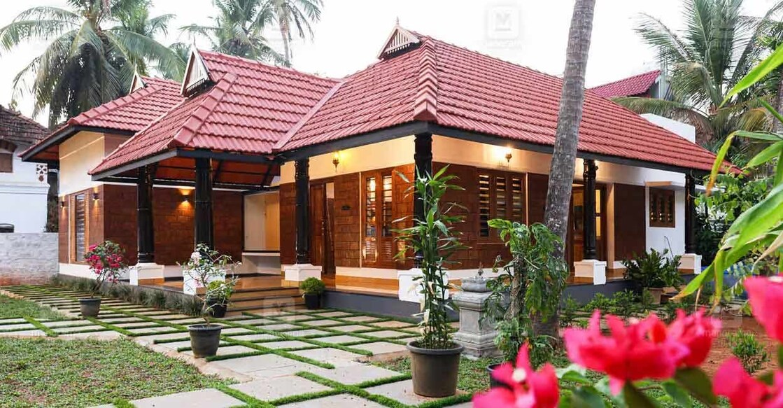 The single-storey house, featuring a traditional elevation, blends amazingly with the fabulous natural beauty of the locality. 