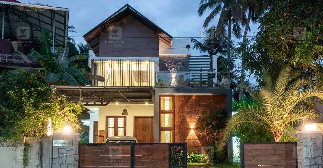 Shingles have been paved on the slope roof. Meanwhile, the wall is decorated with laterite cladding. Photo: Special arrangement