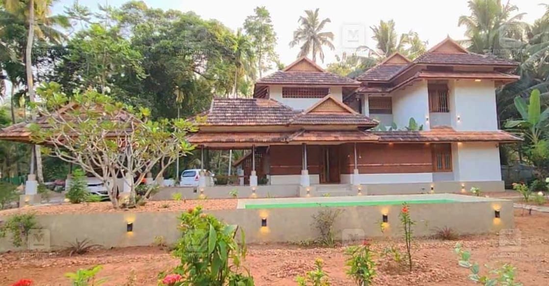 kayamkulam-house-01-c The roof of the house has been built in multiple layers to make the structure look huge and regal. Photo: Ajith