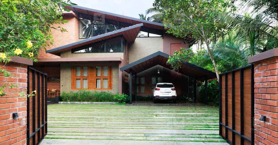 A flat roof in the midst of multiple layers of sloped roofs adds a geometric coherence to the elevation. Photo: Special arrangement