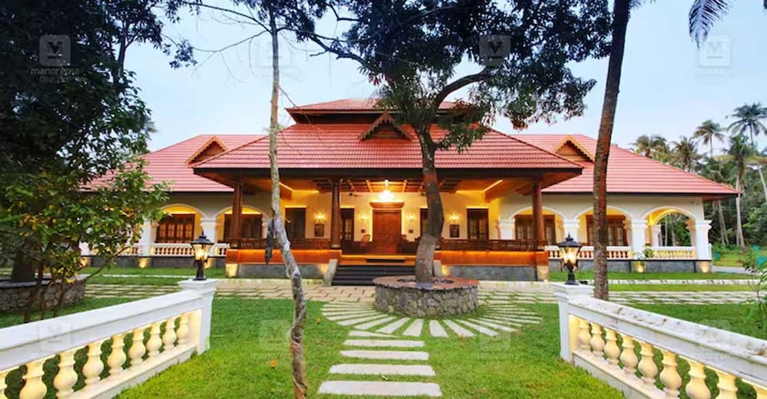 thrissur-house-c-01 The tall truss roof above the flat roof grants a mesmerizing elegance to the elevation. Photo: Special arrangement