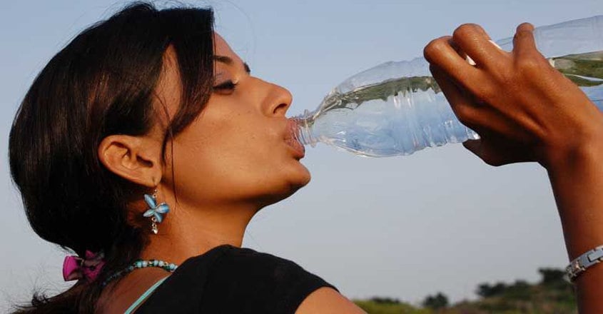 Drink extra water, prevent urinary infections The study showed that women who drank extra water experienced experienced nearly 50 per cent fewer repeat bladder infections than those who didn't.