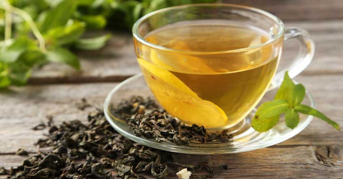 Anti-oxidants and flavonoids in green tea help rejuvenate and repair damaged cells in the body.