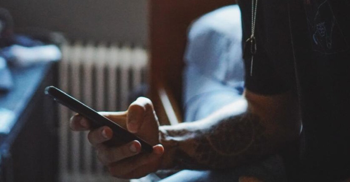Sleep disruption due to overuse of smartphones. (Photo: Unsplash)