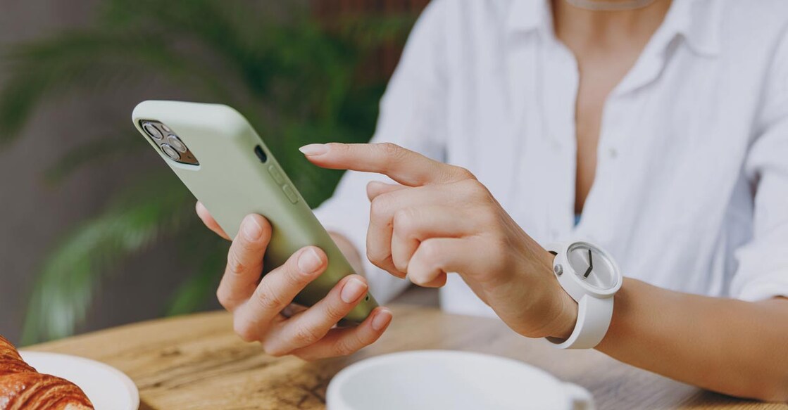 Over 4 hours of smartphone use daily may affect mental health: Photo: ViDI Studio/Shutterstock