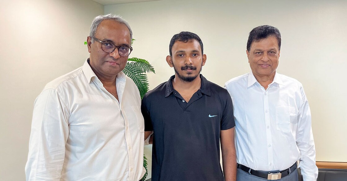 lakeshore-hosp-doc-c (From L to R) Dr Jacob Varughese, senior consultant & HOD, Director of Orthopedics, VPS Lakeshore Hospital in Kochi, Patient Jinu Joseph and Managing Director SK Abdullah. Photo: Special arrangement