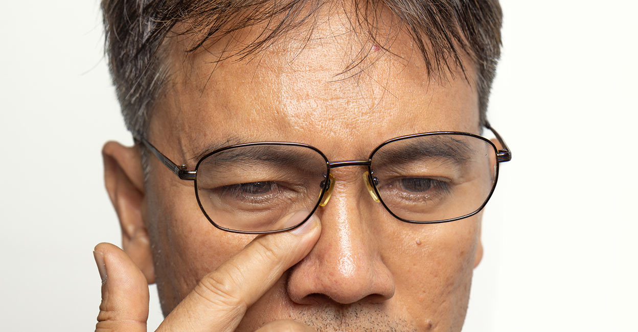 1901152595 Many factors like stress, anxiety, fatigue, lack of sleep, and excessive caffeine can lead to twitching of the eyes. Photo: iStock/Toa55