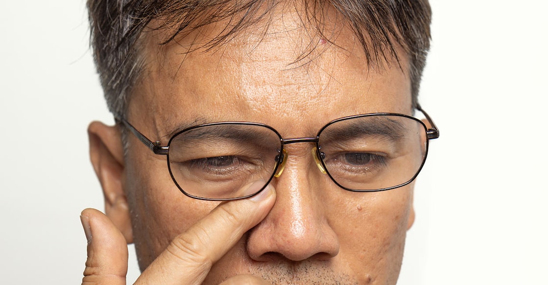 Many factors like stress, anxiety, fatigue, lack of sleep, and excessive caffeine can lead to twitching of the eyes. Photo: iStock/Toa55