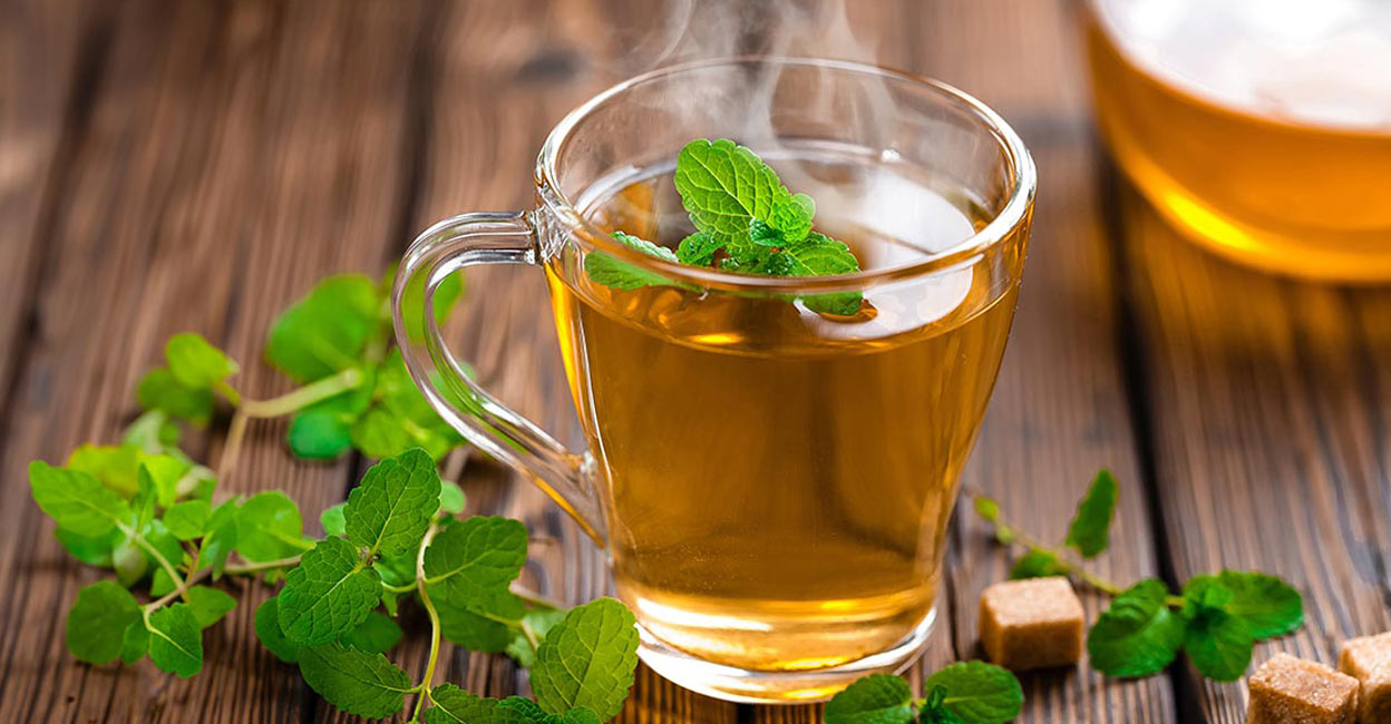 Excessive consumption of green tea can disrupt the stomach acid balance and lead to acidity. Photo: iStock/YelenaYemchuk