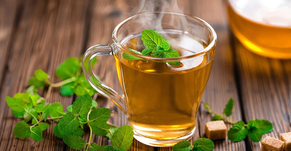 Excessive consumption of green tea can disrupt the stomach acid balance and lead to acidity. Photo: iStock/YelenaYemchuk