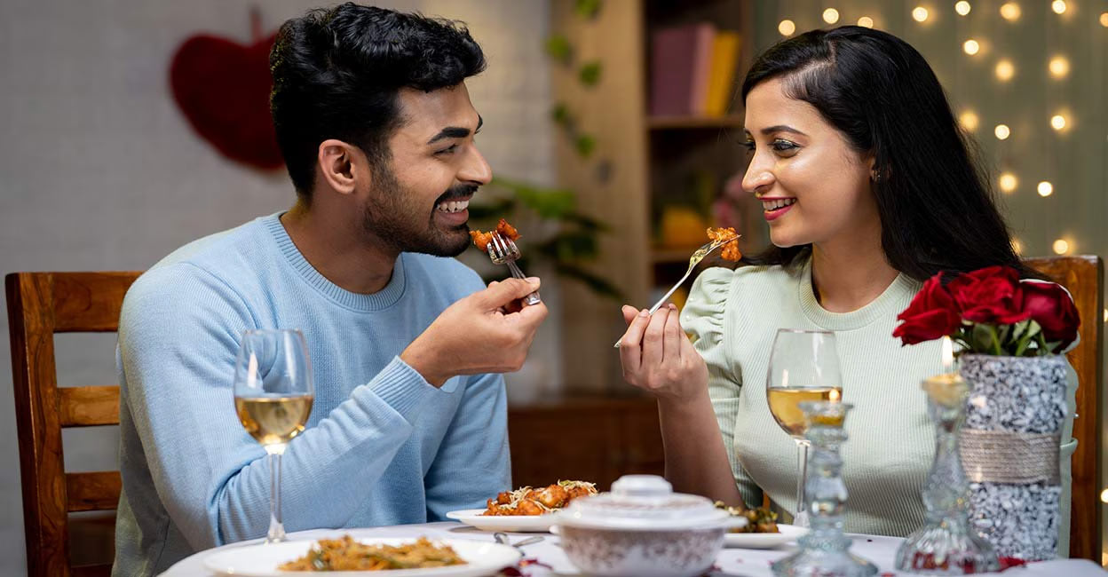 When you eat dinner early, the body gets the chance to burn all the calories before going to bed. Photo: iStock/lakshmiprasad S
