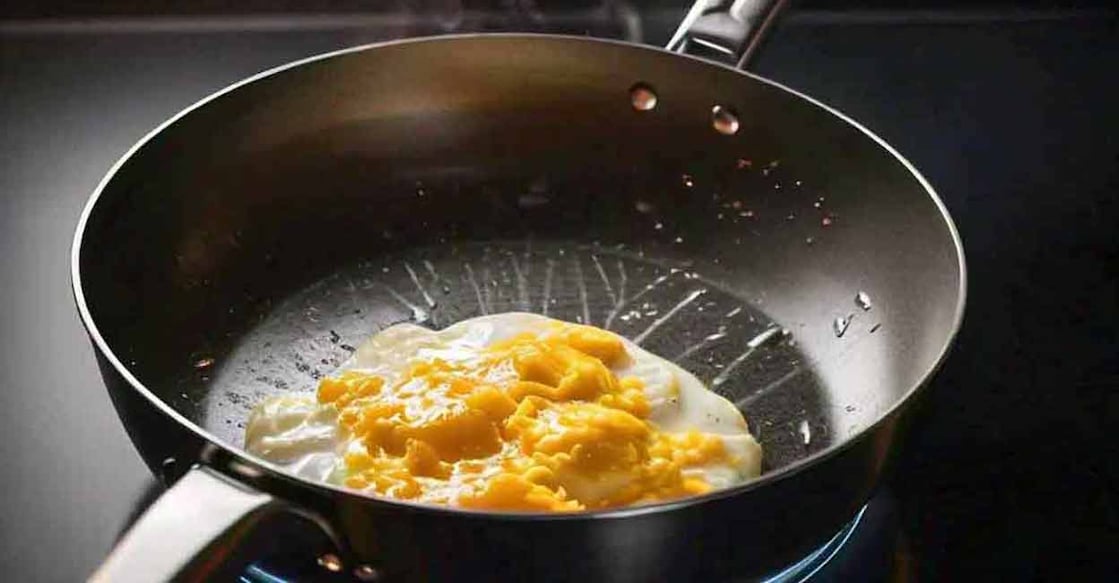 The coating on the pans may disintegrate when it is heated above 500 degrees Fahrenheit (260 degrees Celsius). Photo: Shutterstock