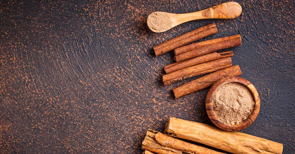 Cinnamon sticks are light brown. Meanwhile, cassia has reddish brown or dark brown colour. Photo: Shutterstock/Yulia Furman