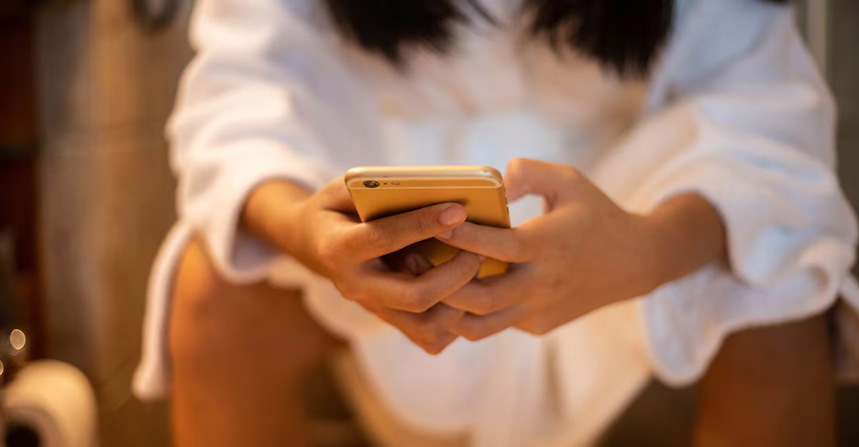 If you are in the toilet for more than half an hour, scrolling through your phone, gastroenteritis, cholera, typhoid and hepatitis also await you alongside haemorrhoids. Photo: iStock/Arisara_Tongdonnoi
