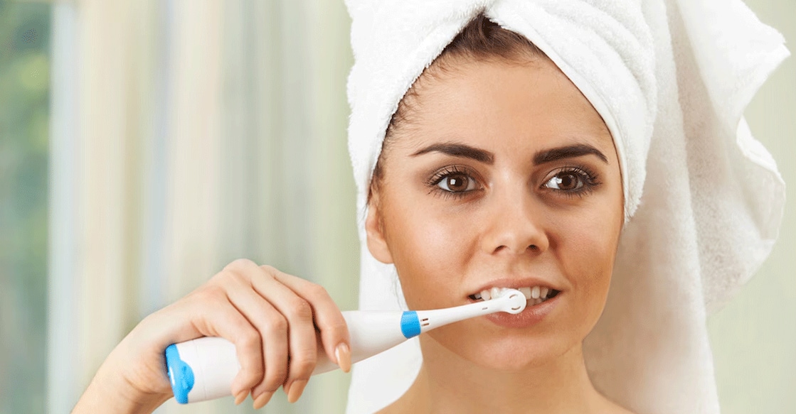 electric-toothbrush Brushing is effective when toothbrushes clean both the upper and lower teeth. Photo: iStock/Alejandrosoto
