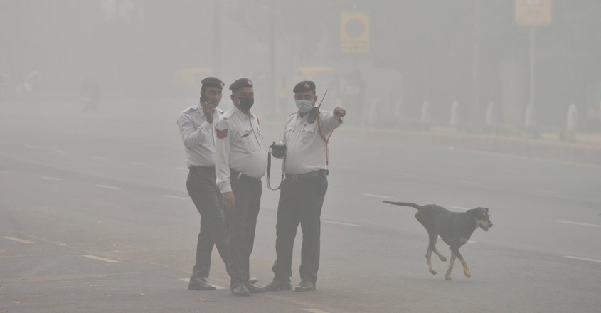 New Delhi: Traffic police personnel wear masks to protect themselves from pollution as smog engulfs New Delhi on Nov 3, 2019. (Photo: IANS) New Delhi: Traffic police personnel wear masks to protect themselves from pollution as smog engulfs New Delhi on Nov 3, 2019. (Photo: IANS)