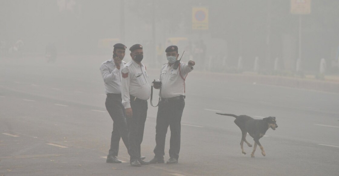 New Delhi: Traffic police personnel wear masks to protect themselves from pollution as smog engulfs New Delhi on Nov 3, 2019. (Photo: IANS)