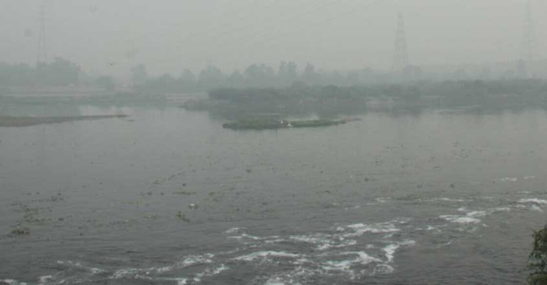 New Delhi: Haze reduces visibility as smog engulfs New Delhi on Nov 2, 2019. (Photo: IANS)