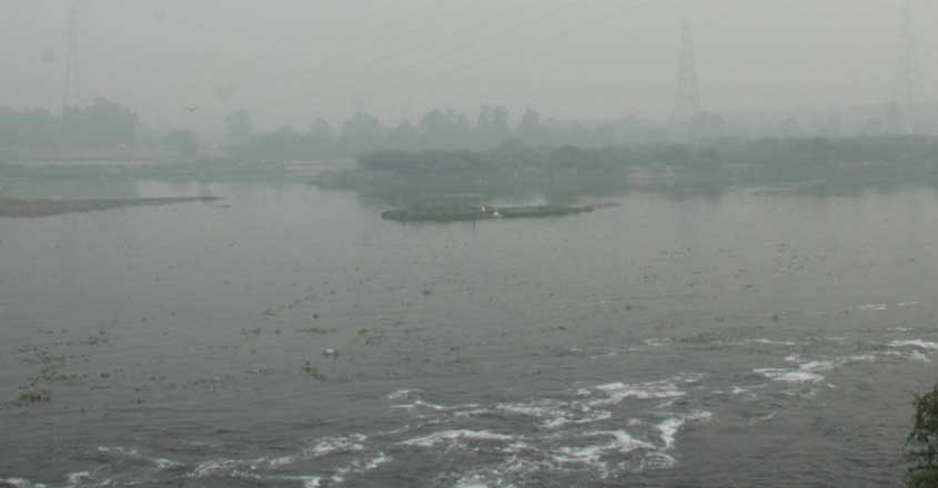 New Delhi: Haze reduces visibility as smog engulfs New Delhi on Nov 2, 2019. (Photo: IANS)