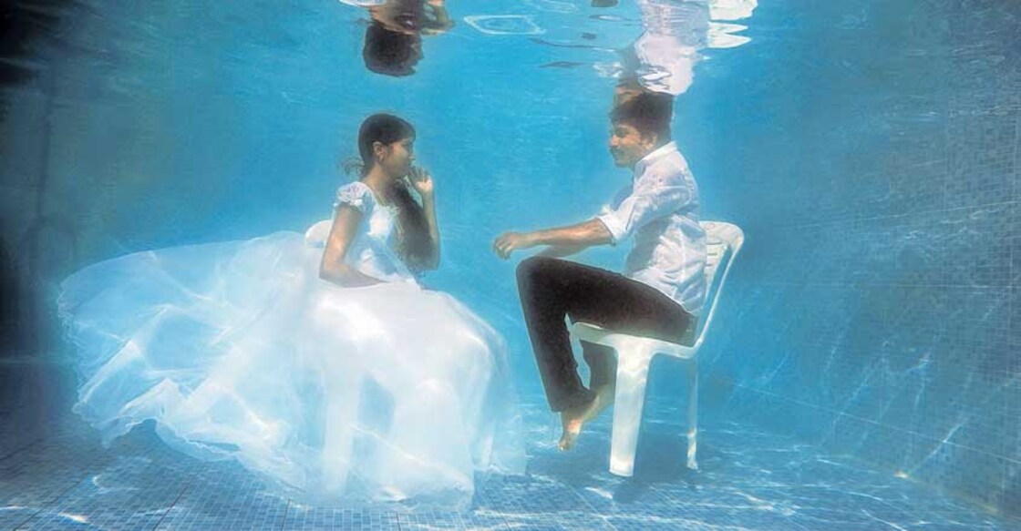 Underwater wedding photo shoot