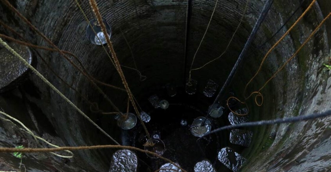 Chennai: Locals draw water from a community well amid ongoing water crisis in Chennai, on July 2, 2019. (Photo: IANS)