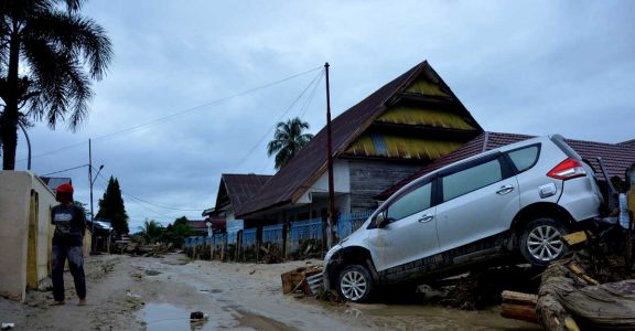 flash floods indonesia survive flash floods indonesia survive