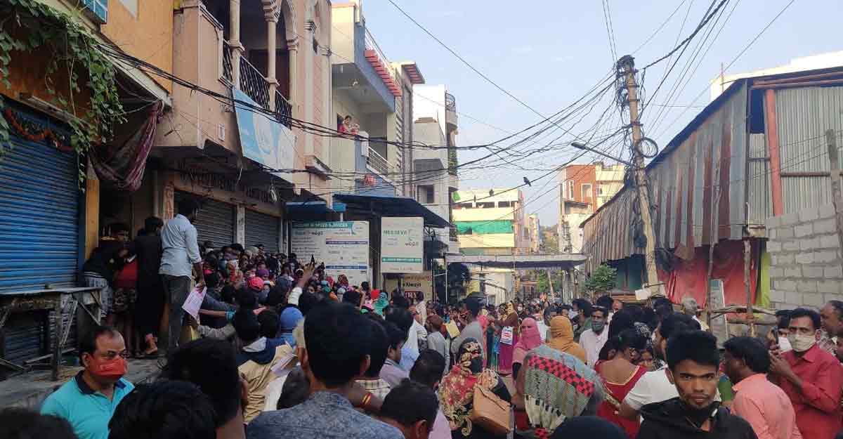 Thousands queue up for Rs 10K flood relief in Hyderabad