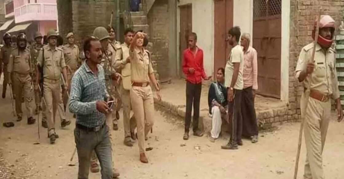 Husband attacked his wife with an ax and later killed her by beating her with sticks by a mob in front of the Uttar Pradesh police.