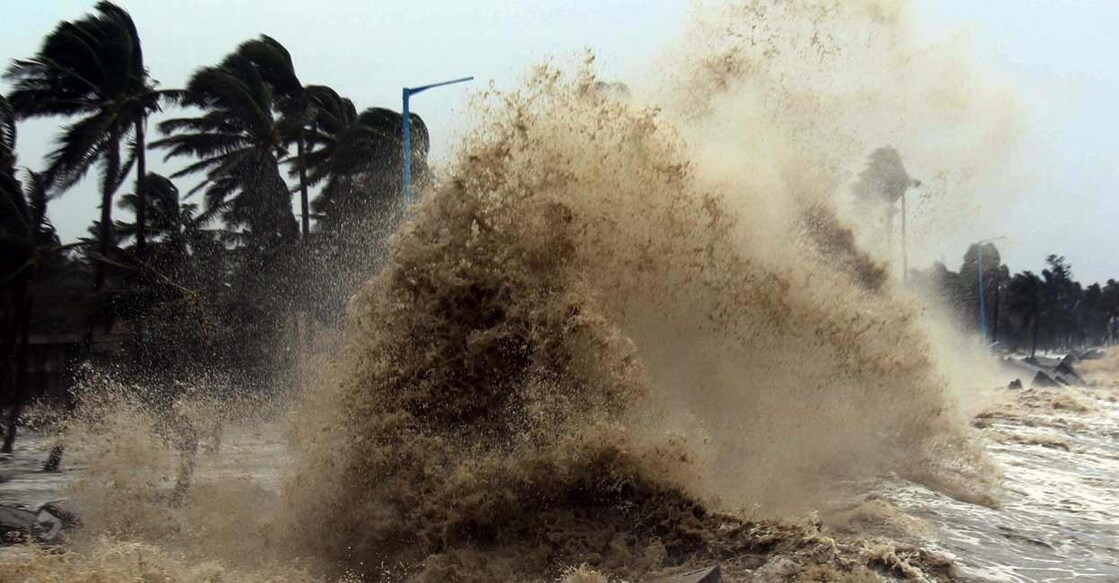 After cyclone Yaas, its after effect is still there in  Digha in Kolkata. Photo: Subhendu Ghosh/ IANS